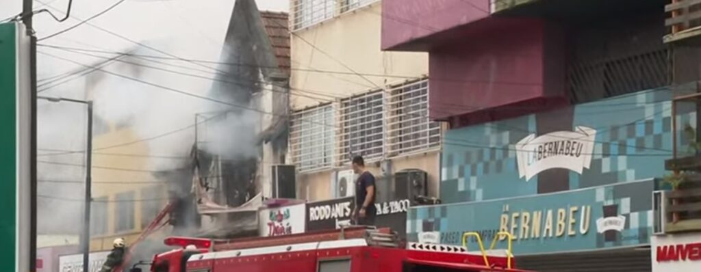 Se incendió una galería de Floresta: no hay heridos y hubo gran despliegue de bomberos y ambulancias