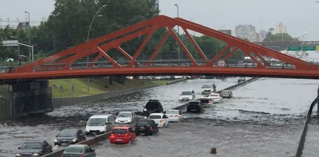 Durante las fuertes lluvias, se inundaron varias calles porteñas y la avenida General Paz