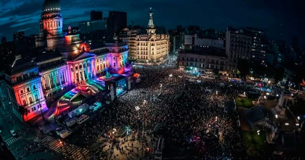 Multitudinaria fiesta en la XXX Marcha del Orgullo