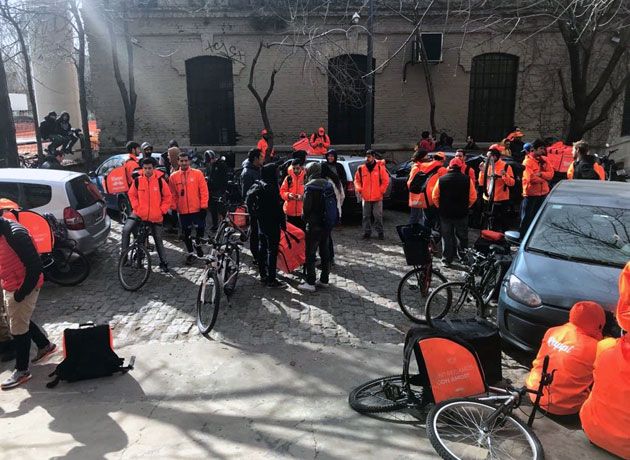 Repartidores de aplicaciones marchan en el centro porteño para exigir el reconocimiento de su sindicato