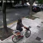 Video: con un palo, corrieron la cámara de seguridad de un edificio y se robaron una bicicleta atada en la vereda
