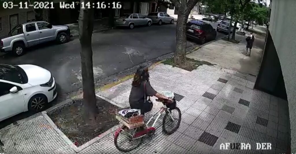 Video: con un palo, corrieron la cámara de seguridad de un edificio y se robaron una bicicleta atada en la vereda