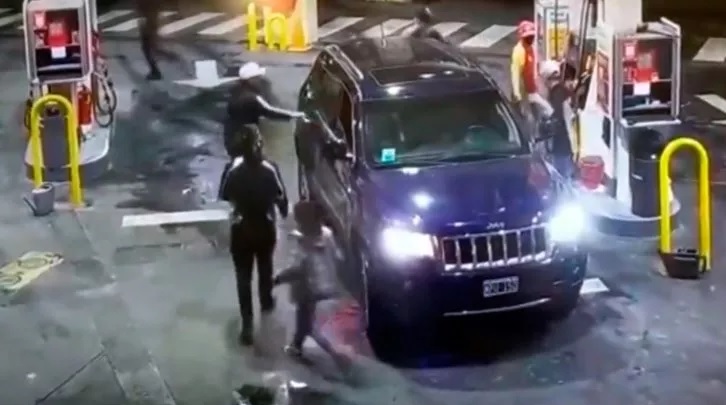 San Telmo: 10 delincuentes abordaron a un conductor que cargaba nafta y le robaron la camioneta