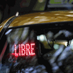 Piden suspender a taxista irresponsable que circuló por la vereda en Flores