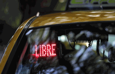 Piden suspender a taxista irresponsable que circuló por la vereda en Flores