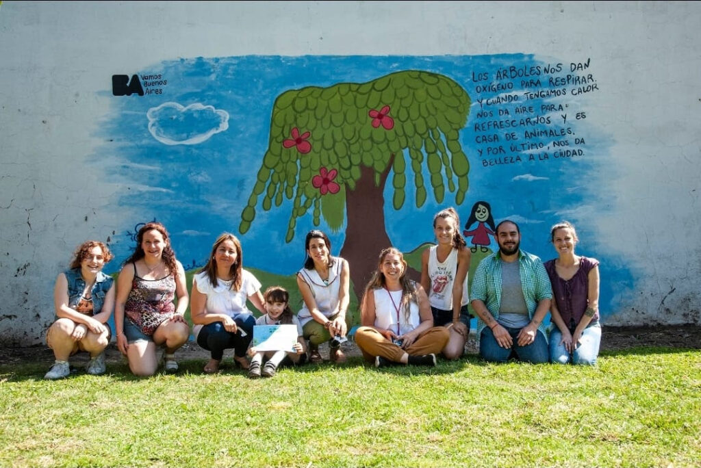 Flores: una estudiante ganó un concurso ambiental con el voto de los vecinos y Ciudad pintó un mural alusivo