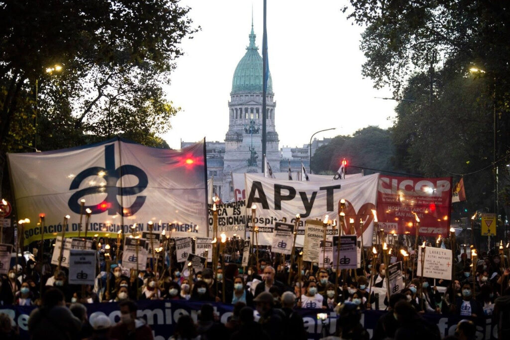 Enfermeros convocan a la segunda marcha de antorchas de Congreso a Plaza de Mayo por mejoras laborales