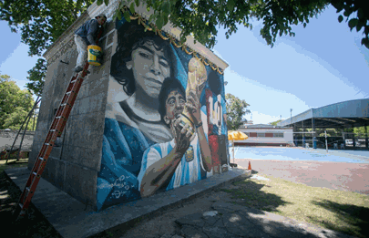 Mural en homenaje a Diego Maradona, a un año de su muerte en Parque Patricios
