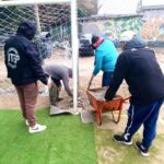 Barrio Mitre: vecinos reparan la cancha pública de Posta y Correa
