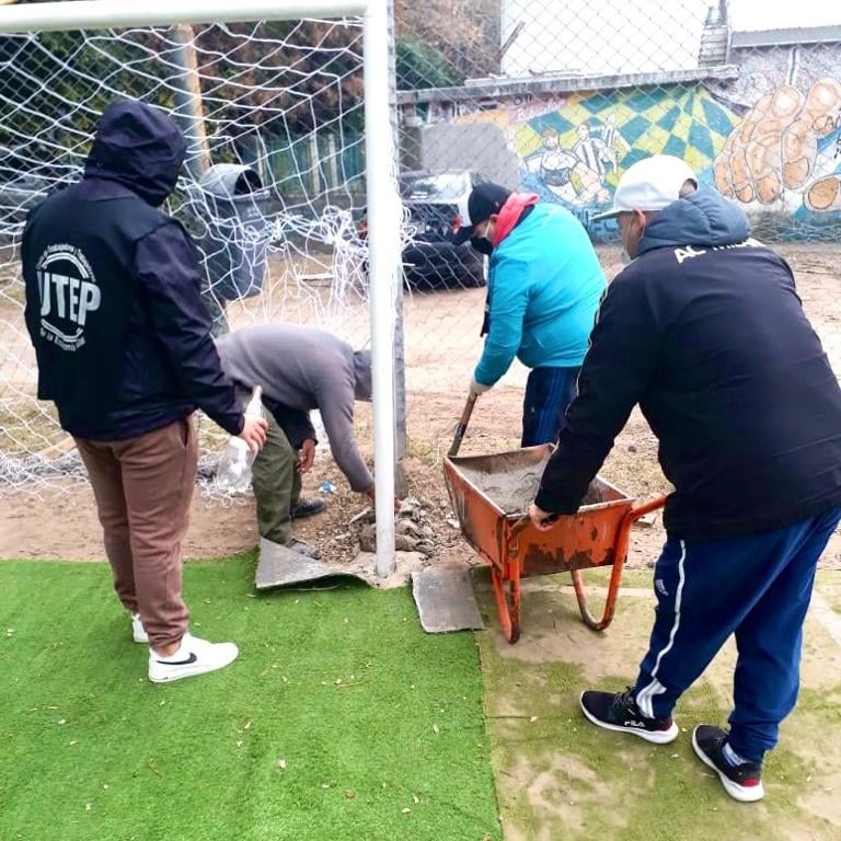 Barrio Mitre: vecinos reparan la cancha pública de Posta y Correa