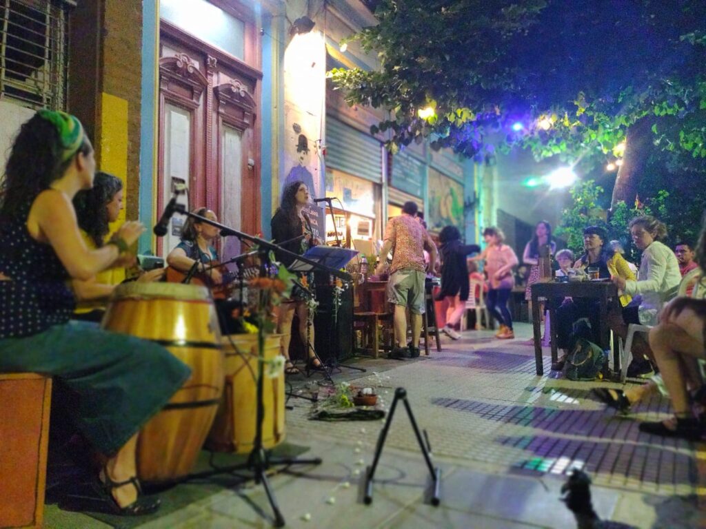 Actividades culturales al aire libre este sábado durante un corte de calle en Humahuaca, esquina Bustamante