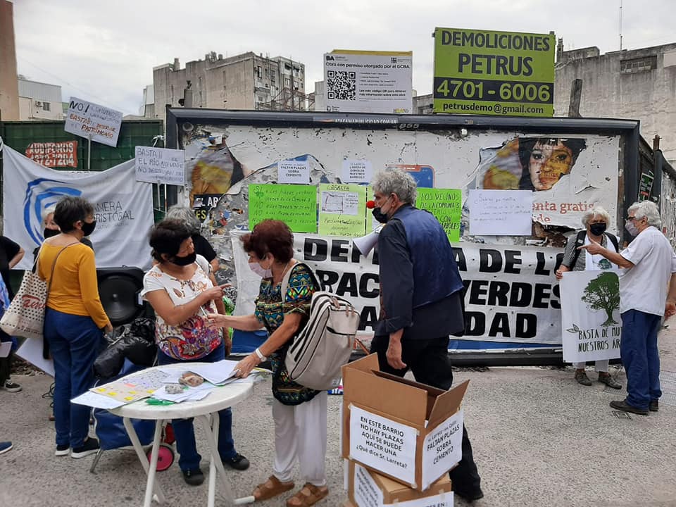 Vecinos del Consejo Consultivo Comunal 3 realizaron un acto para exigir una plaza en Perón y Ayacucho