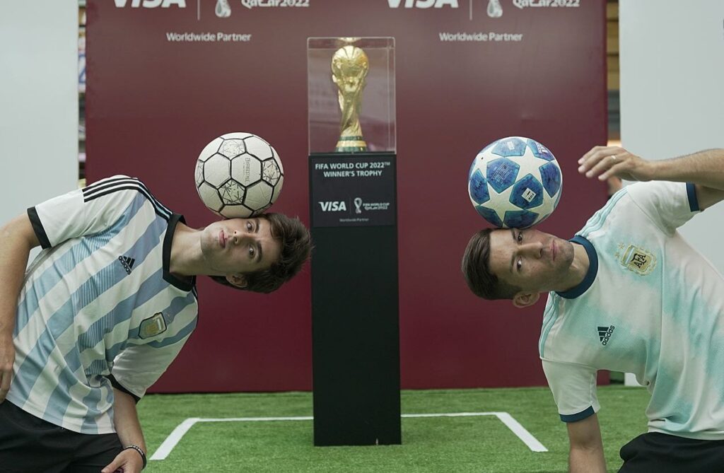 Exhiben la Copa del Mundo de la FIFA Qatar 2022 en la Plaza del Zorzal del shopping Abasto