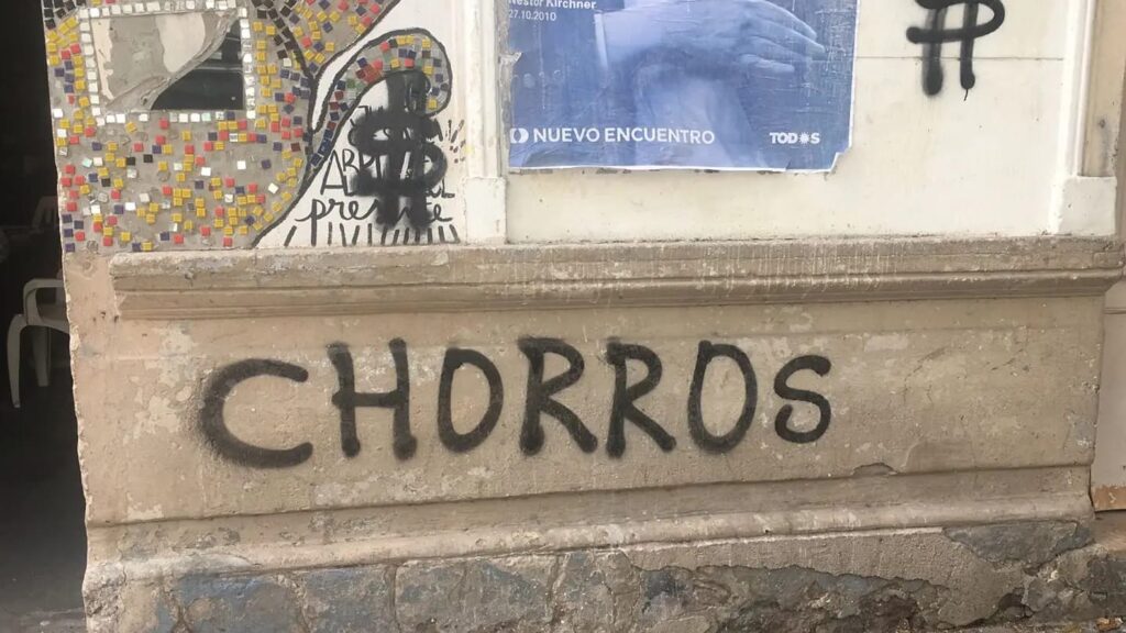 Otro caso de violencia política en el Abasto: vandalizaron el frente del local de Nuevo Encuentro de Zelaya y Agüero que homenajeaba al vecino y murguero Julio César Abruzzese, detenido-desaparecido