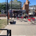 Parque de la Estación: quejas vecinales porque durante una feria un food truck dañó áreas parquizadas