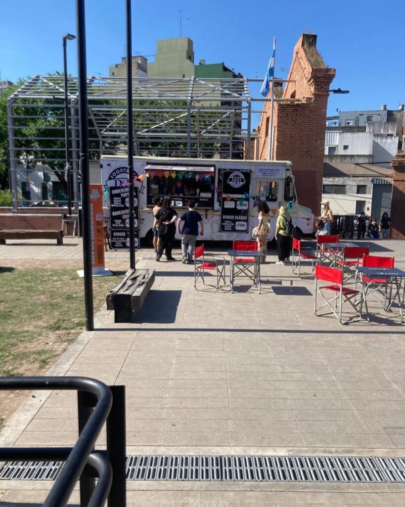 Parque de la Estación: quejas vecinales porque durante una feria un food truck dañó áreas parquizadas