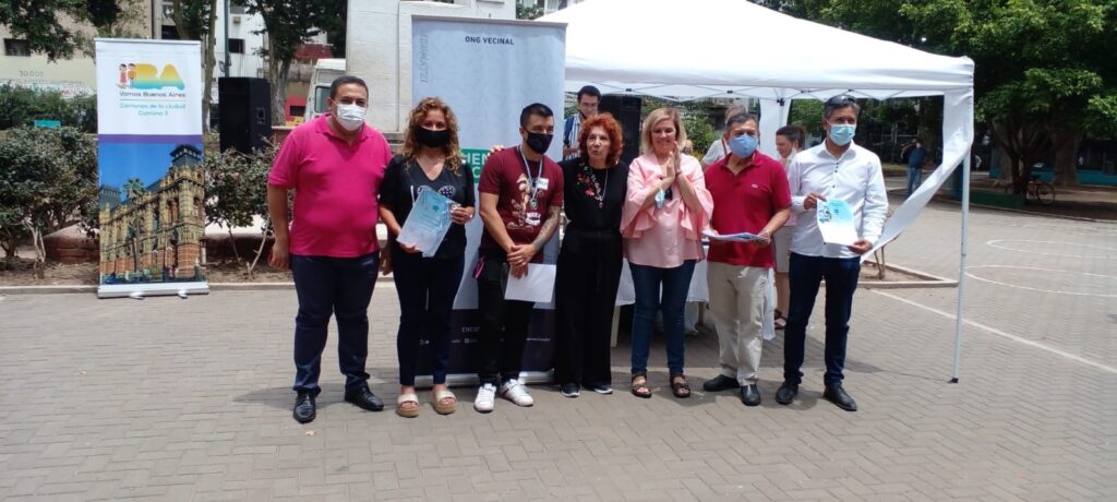 Buenos Vecinos BA entregó distinciones a ciudadanos en la Plaza 1 de Mayo