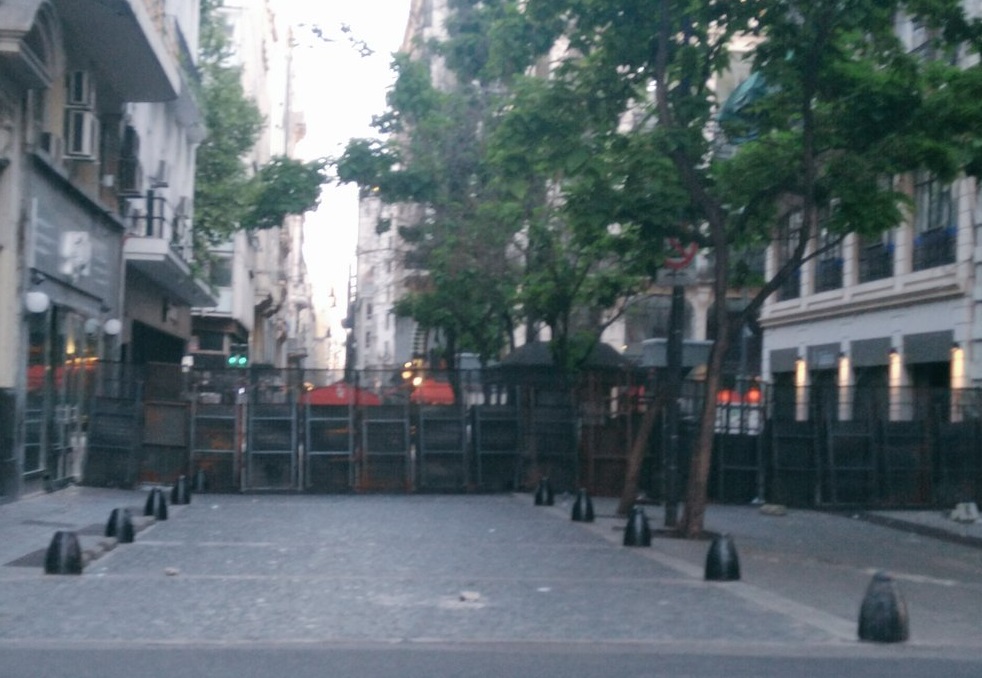 Blindaron la Legislatura porteña para evitar protestas vecinales contra la construcción de torres en barrios