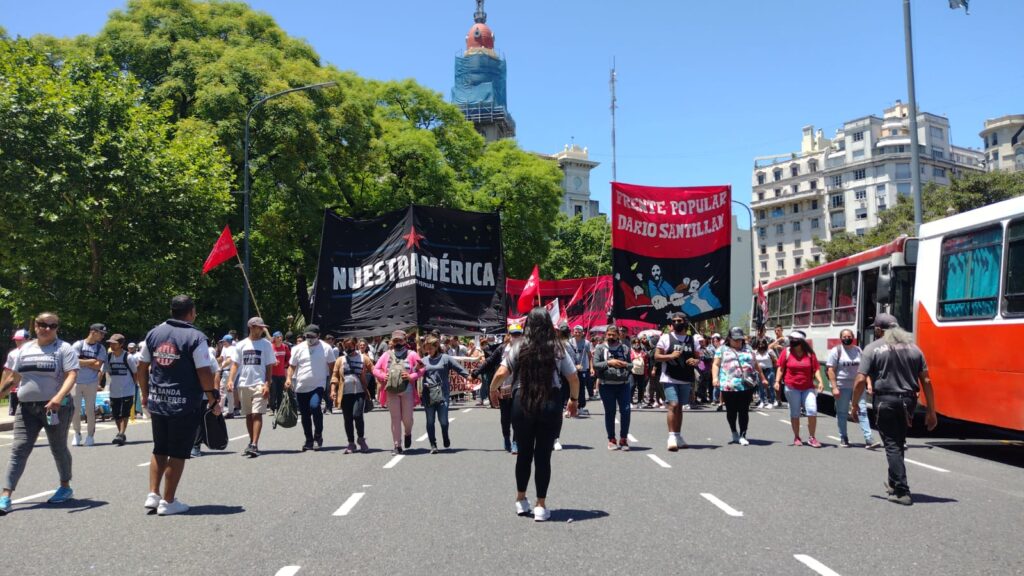 Movimientos sociales marcharon al Congreso para exigir la sanción de seis Leyes de la economía popular