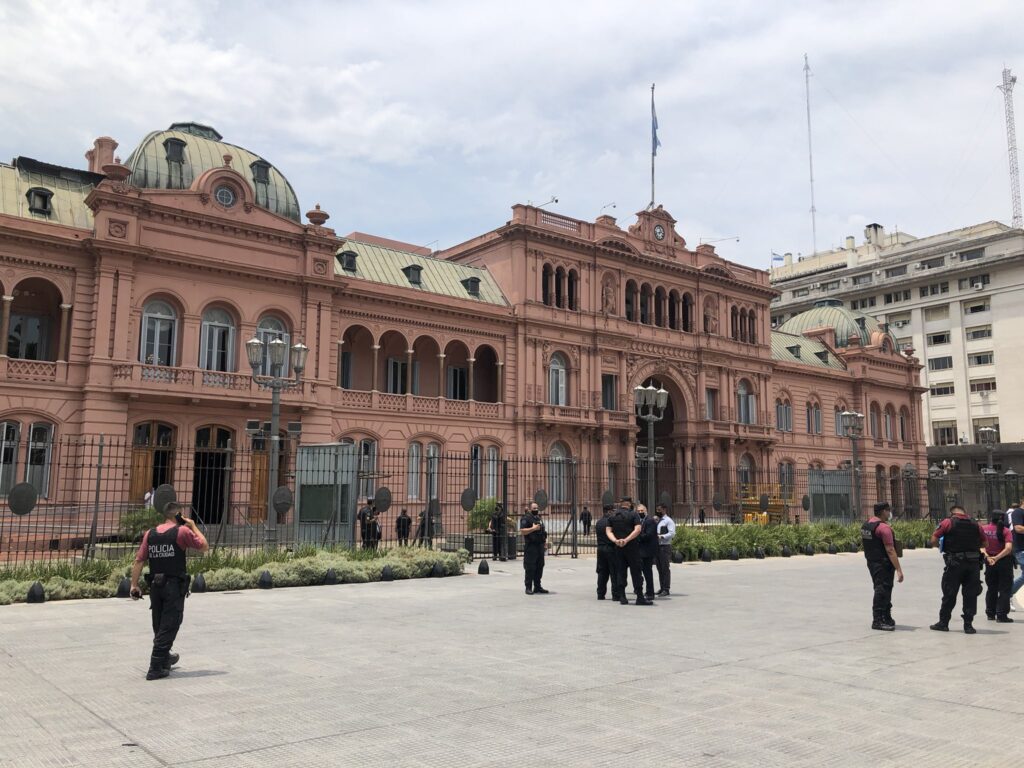 Hubo una falsa amenaza de bomba en la Casa Rosada mientras Alberto Fernández estaba en su despacho