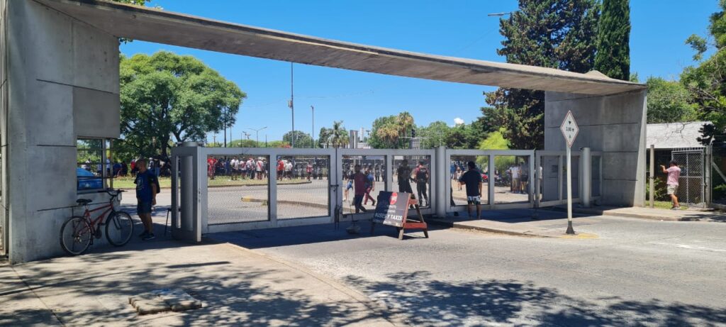 Caos por el cierre de Ciudad Universitaria durante una actividad de empleados de comercio en Parque Norte
