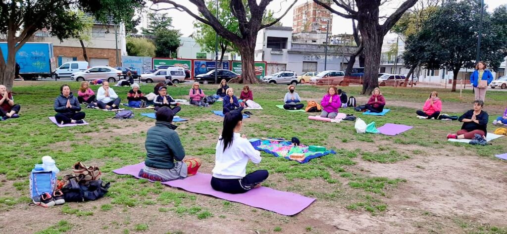 Convocan a un encuentro de yoga gratuito en Parque Sarmiento