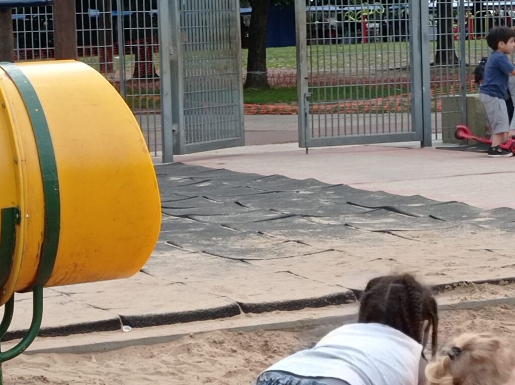 Quejas por el estado de los juegos infantiles del Parque Saavedra