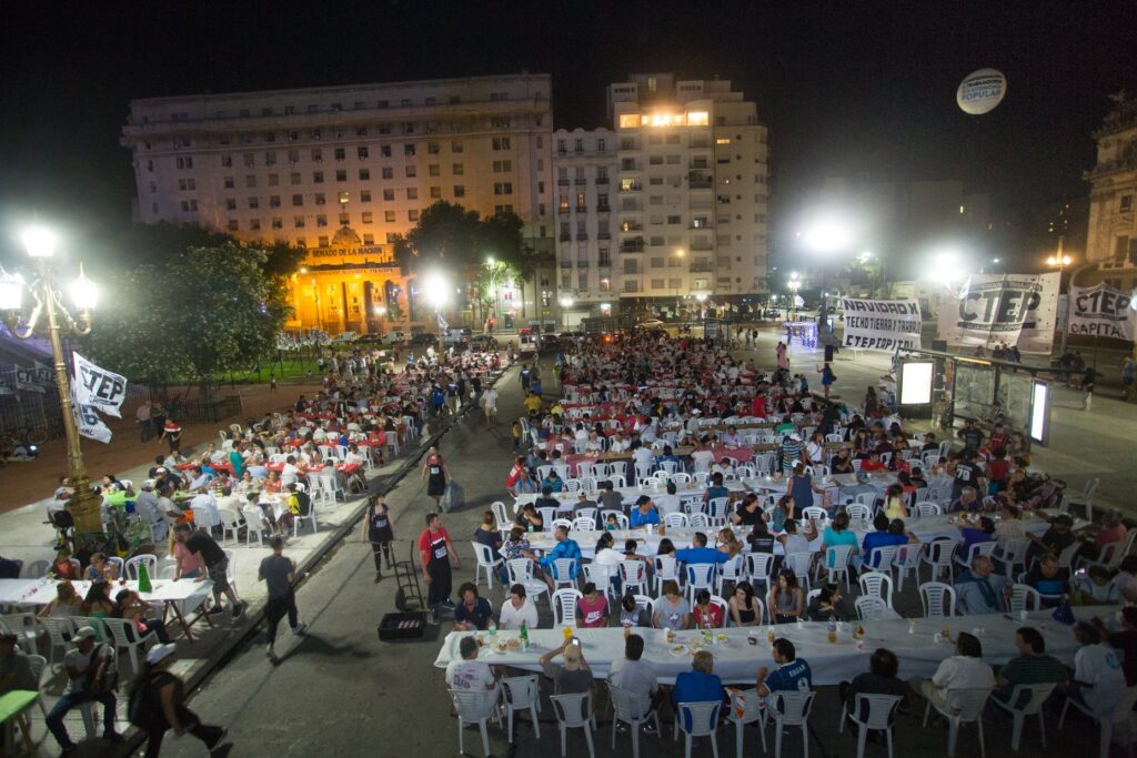 Organizaciones sociales convocan a una cena solidaria en el Obelisco durante la Nochebuena