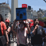 Marcha de habitantes de Santa Cruz 140 al ministerio de vivienda