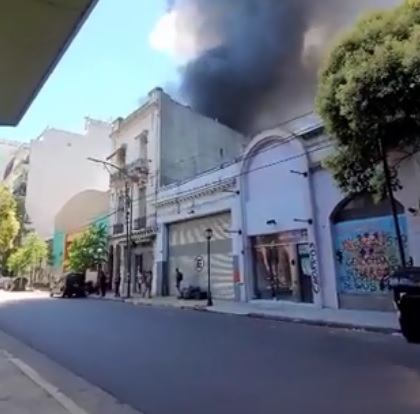 Se incendió un depósito en Anchorena al 300, hay evacuados y el humo se ve a varias cuadras a la redonda