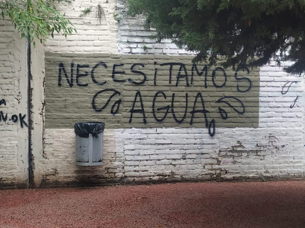 Vecinos de Plaza Fumarola continúan reclamando agua en el canil