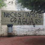 Vecinos de Plaza Fumarola continúan reclamando agua en el canil