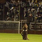 El joven que se disfraza de calamar para alentar a Platense: “Es una fiesta, contribuye a aumentar el amor por el club”