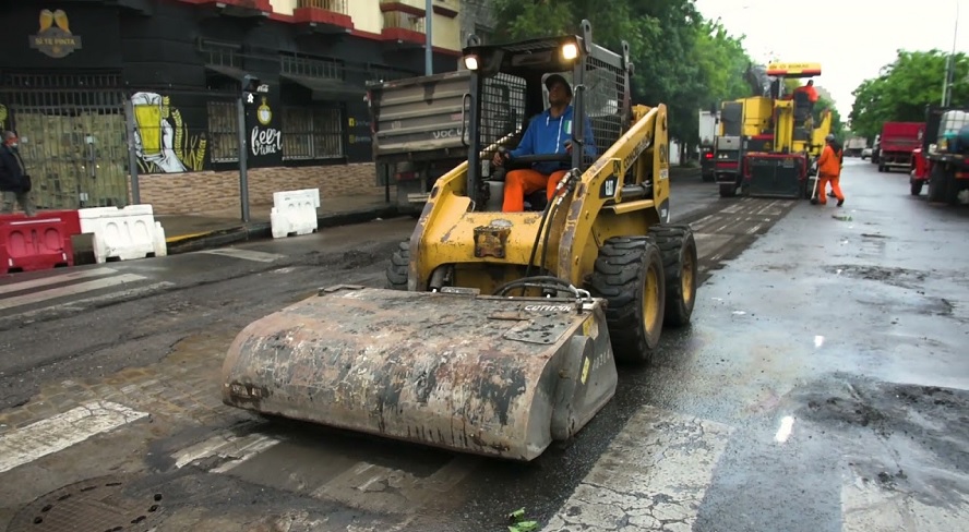 Mataderos: la Ciudad repavimentó Larrazabal con neumáticos recuperados