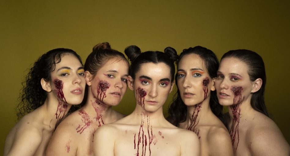 Exhibirán la obra “Cursiviolento” de Lucía Tomas en la Vecinal de Saavedra: “Manifiesto de búsqueda incesante de amor”