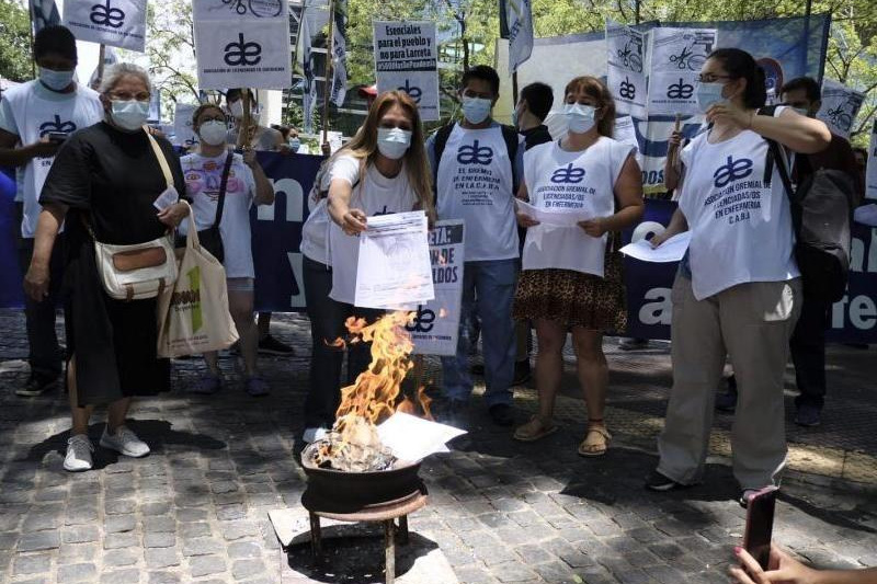 Personal de Enfermería protestó con “Fogata de la Bronca y Olla Popular” contra recortes de Larreta