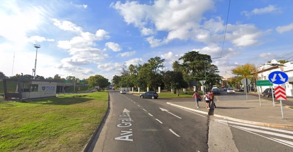 Quejas por repetidos accidentes con la “canaleta sin reja” en Larralde y General Paz