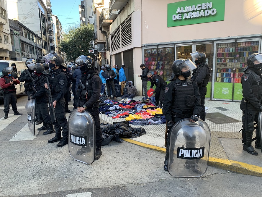 Denuncian presuntas tareas de inteligencia contra manteros de Once