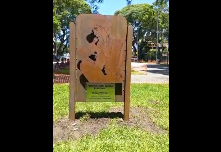 Villa Urquiza: colocaron un monumento a Pil Trafa en la Plaza Echeverría, por impulso de familiares y seguidores