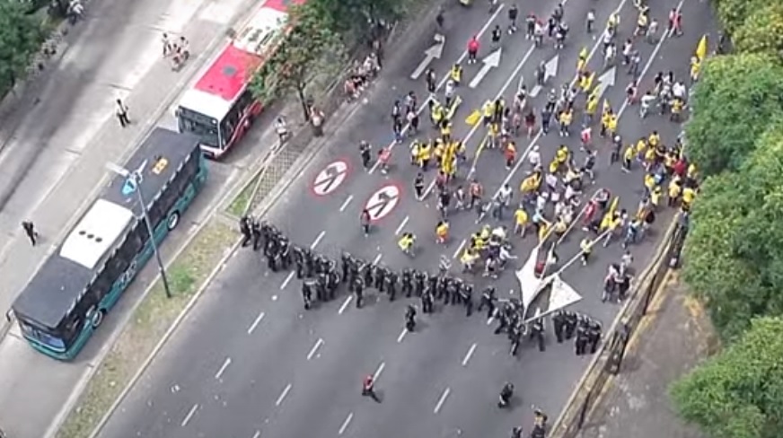 La Policía de la Ciudad desalojó una protesta del MIJD en la 9 de Julio y Raúl Castells  se descompensó