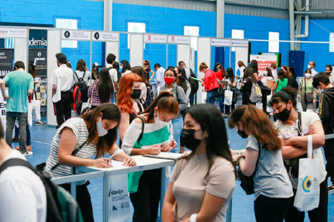 Ciudad realizó la última Expo Empleo Barrial del año en Villa del Parque