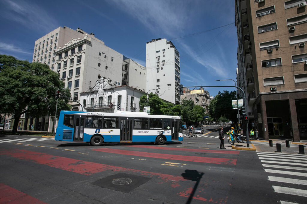 Con la extensión del contracarril de Av. Belgrano, tres líneas de colectivos ingresaron a Metrobus Del Bajo