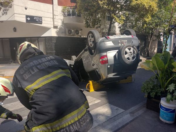 Choque y vuelco en Valentín Gómez y Bustamante