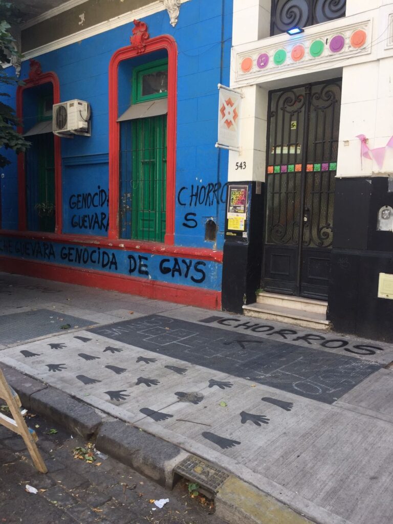 Volvieron los escraches y grafiteadas contra espacios culturales y políticos del Abasto