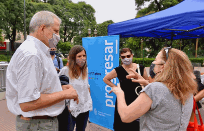 Perczyk y Raverta en operativo Progresar en plaza Flores