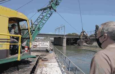 Tareas de la limpieza del cauce principal del Riachuelo