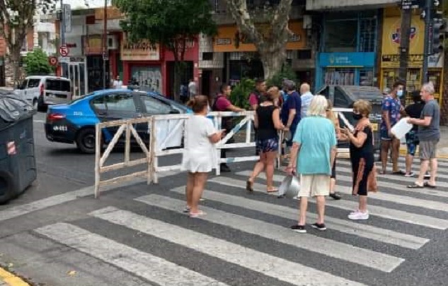 Continúan los cortes de luz que afectan a miles de usuarios y los vecinos protestan con cortes de calle