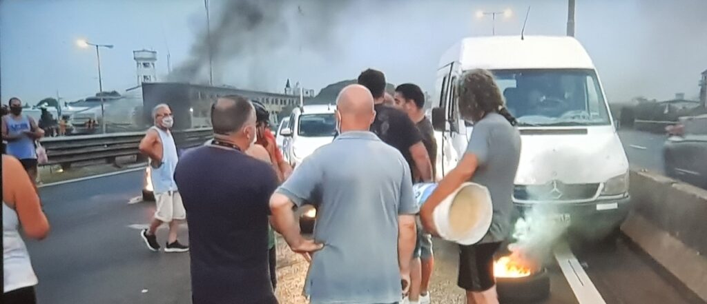 Mataderos: vecinos cortaron la avenida General Paz porque todavía hay miles de usuarios sin luz