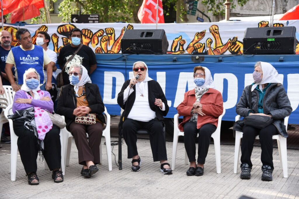 Madres de Plaza de Mayo no realizarán las emblemáticas rondas de los jueves por los casos de coronavirus