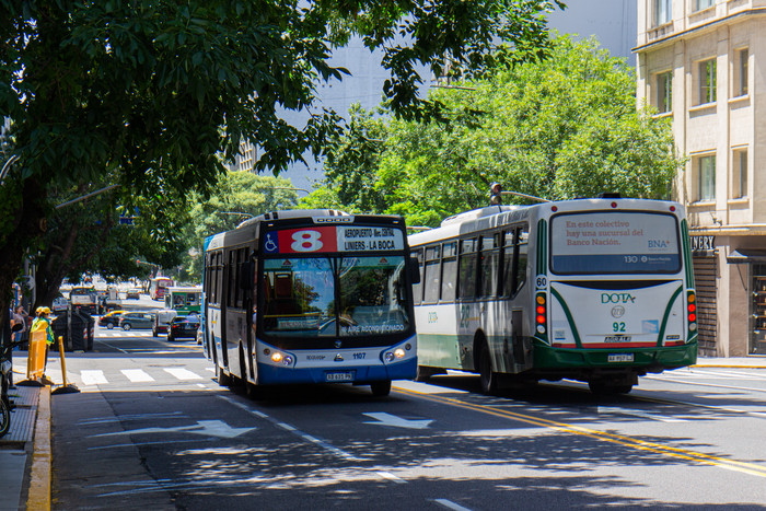 Horas después de la extensión de la doble mano, reportan un accidente de tránsito en la avenida Belgrano